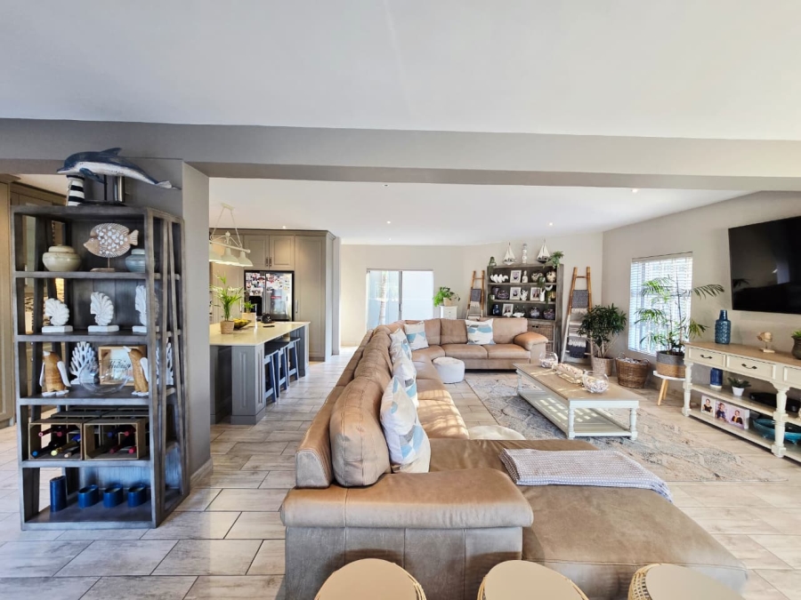 6 Bedroom Property for Sale in Glentana Western Cape